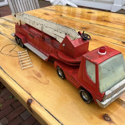 Vintage NYLINT Pressed Steel Fire Truck Aerial Hook And Ladder Fire Engine 30” - Image 1 of 4