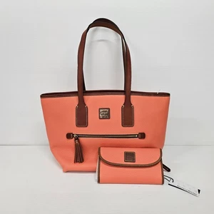 Bolso de Mano Pequeño Dooney & Bourke Pebble (Coral) Nuevo con Etiquetas con Cartera a Juego - Imagen 1 de 18