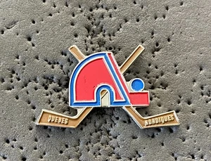 Prendedor de hockey Quebec Nordiques palos cruzados NHL - Imagen 1 de 2