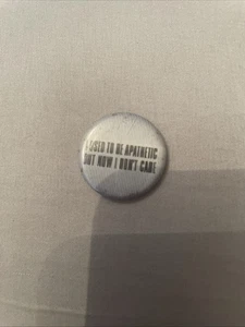 Divertido botón de alfiler "Solía ser apático, pero ahora simplemente no me importa" - Imagen 1 de 2