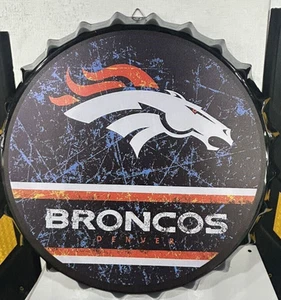Denver Broncos NFL 14" Metalldose Flaschenverschluss Kronkorken Mancave Wandbehang Dekor - Bild 1 von 1