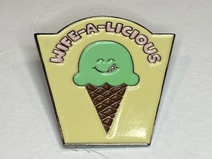 Lustiges Geschenk zum Jahrestag Brautjungfer Braut Frau Anstecknadel Frau-A-Licious leckbar - Bild 1 von 2