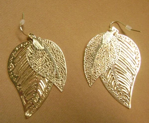 NIB- 2016 AVON DOUBLE LEAF DANGLE FALL GOLD TONE PIERCED EARRINGS - Picture 1 of 6