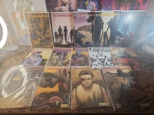 Lote de 14 libros de The Walking Dead casi nuevo #98 #134 # 127 #184 imagen Kirkman - Imagen 1 de 7