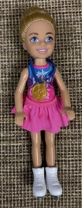 2021 Barbie Chelsea Can Be Ice Skater Puppe blonde Haare Schlittschuh Outfit Schlittschuhe - Bild 1 von 8