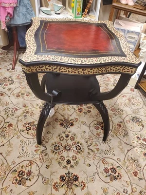Mesa auxiliar artesanal antigua Regency restaurada con estampado de animales con tapa de cuero  Foto 1 de 4