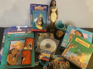 Lotto 13 Vintage Disney Pocahontas Cup, Goody Scrunchie Figurina Collane Libro CD ROM - Foto 1 di 15