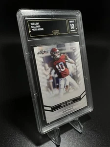 Mac Jones 2021 Leaf Rookie GMA 10 Grading NFL New England Patriots #RC03 Graded - Bild 1 von 2