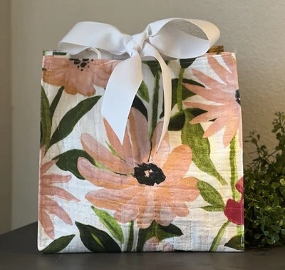Bolsa de regalo de tela forrada reutilizable rosa verde floral con lazos de cinta tamaño mediano Foto 1 de 4