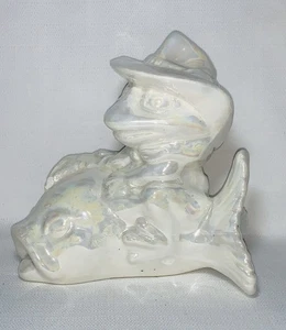 Vintage weißer Keramik Frosch trägt Hut reitend Fisch perlmutt Glanzgeschirr Dekor SELTEN - Bild 1 von 15