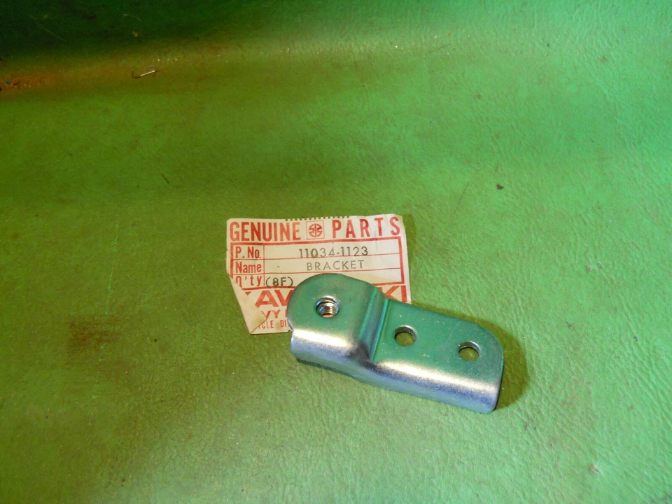 KAWASAKI KZ1000 D-1 D-3 1978 1980 CUBIERTA SOPORTE SUPERIOR DERECHO FABRICANTE DE EQUIPOS ORIGINALES # 11034-1123 Foto 1 de 1