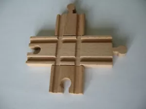 CROSS ROADS POINTS JUNCTION Set binari treno in legno NUOVI SIGILLATI (Tommaso) OT19 - Foto 1 di 5
