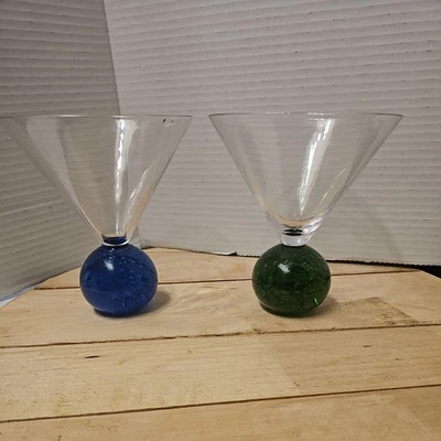 Set Of 2 ( Blue & Green) controlled bubble bottom martini glasses - Изображение 1 из 4