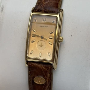 Orologio Vintage 1991 T1 Bulova Accutron Tono Oro Donna Tank Quarzo - Nuovo Bat - Foto 1 di 9