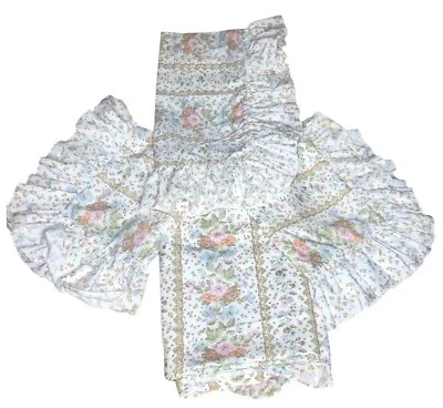 Colcha romántica floral elegante de colección St Moritz Country Cottage 3 volantes farsa Foto 1 de 4