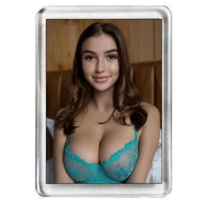 Olivia Casta sexy Kühlschrankmagnet. 12 Bilder verfügbar. - Bild 1 von 13