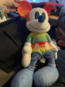 DISNEY PRIDE MICKEY GROSSER PLÜSCH **BRANDNEU** - Bild 1 von 4