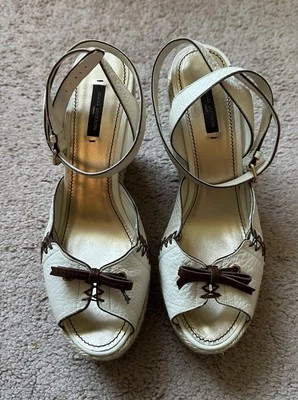 Sandalia de cuña Louis Vuitton Manyara para mujer talla 39,5 crema 9 cm de cuero Foto 1 de 4