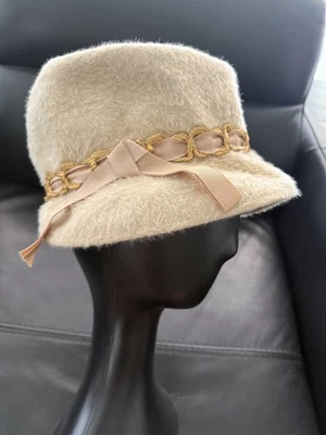 Sombrero Moldeado Cloche Años 60 Genevieve Mystere Piel Crema París De Colección Mediados de Siglo Foto 1 de 4
