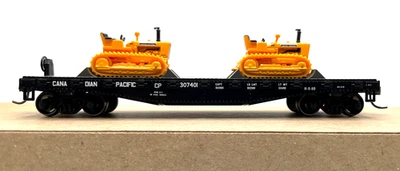 HO ATHEARN 81413 40' FLAT CAR & 2 JOHN DEERE CRAWLERS CANADIAN PACIFIC CP 307401 - Image 1 of 2