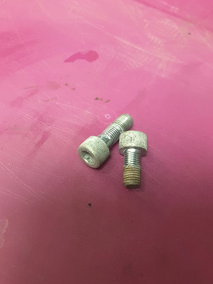 Honda VF750F V45 1983 Interceptor pie derecho soporte pedal pernos Foto 1 de 1