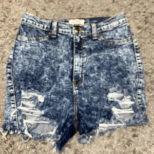 Vibrant MIU Jean Shorts Womens 15 High Rise Distressed Acid Wash Blue 30W Denim - Picture 1 of 3