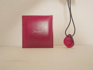 Collier pendentif cristal rouge Baccarat modèles Galet avec cordon et boite - Imagen 1 de 10