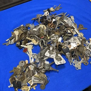 Lotto di 300 chiavi vintage auto, camion, scrivania, serratura, scheletro, armadietto, enorme varietà! - Foto 1 di 24