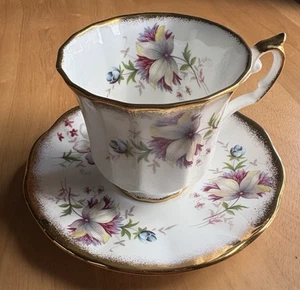 Elizabethan Fine Bone China Made in England Teacup & Saucer - Floral - Picture 1 of 14
