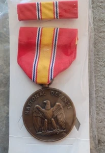 US ARMY FULL SIZE KLEID MEDAILLE NATIONAL DEFENSE MIT BAND, NEU IM KARTON, VINTAGE - Bild 1 von 8
