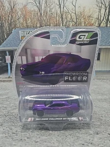 GREENLIGHT 2023 DODGE CHALLENGER SRT HELLCAT VIOLA PAVIMENTO SHOWROOM - Foto 1 di 1