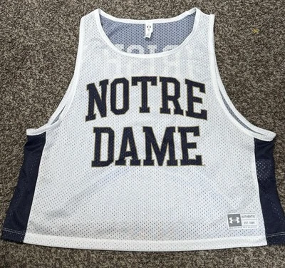 Camiseta deportiva de lacrosse mediana Notre Dame Under Armour para mujer Foto 1 de 3