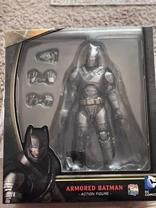 MAFEX 023 ARMORED BATMAN DC Comics Batman vs Superman Dawn Of Justice 1e - Picture 1 of 12