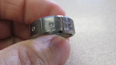 Anillo moderno de 3 diamantes de carburo de tungsteno marca Tritón talla 8,5    Foto 1 de 4