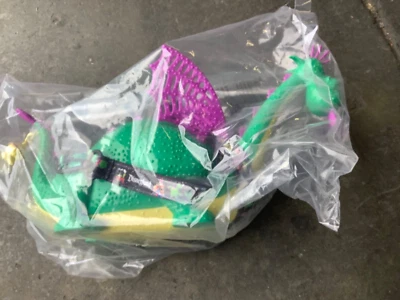 Cubo de palomitas de maíz Elliot Dragon iluminado por los parques de Disney calle principal desfile eléctrico Foto 1 de 2