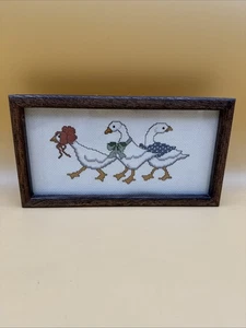 Vintage fertig und Holz gerahmt 3 klatschende Gänse Kreuzstich 11”x6” Land - Bild 1 von 5