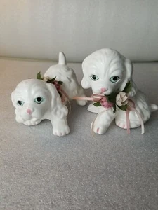 Vintage Porzellan weißes Hundepaar mit Blumenkette. - Bild 1 von 8