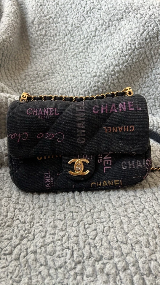 Bolsa Chanel denim humor aba logotipo estampada acolchoada denim - Imagem 1 de 4
