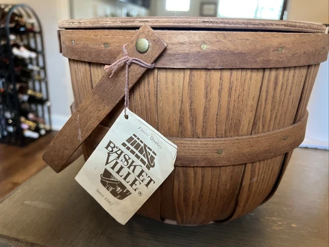 VINTAGE BASKETVILLE WOVEN WOODEN PICNIC BASKET FROM PUTNEY VERMONT hinged lid Cover