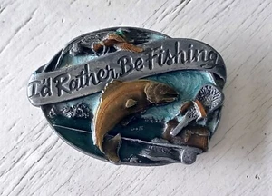 Vintage 1985 Siskiyou "I'd Rather Be Fishing" Gürtelschnalle M-30 emailliert Forelle Karpfen - Bild 1 von 3