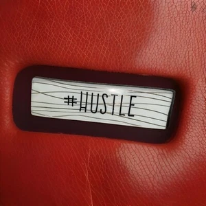 Peso de papel de piedra “HUSTLE” Oficina Envidia Sicura Diseños italianos MUY BONITO - Imagen 1 de 7