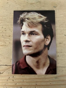 Patrick Swayze FILMSTAR seltener Kopfschuss Postkarte Sammlerstück Film Erinnerungsstücke - Bild 1 von 2