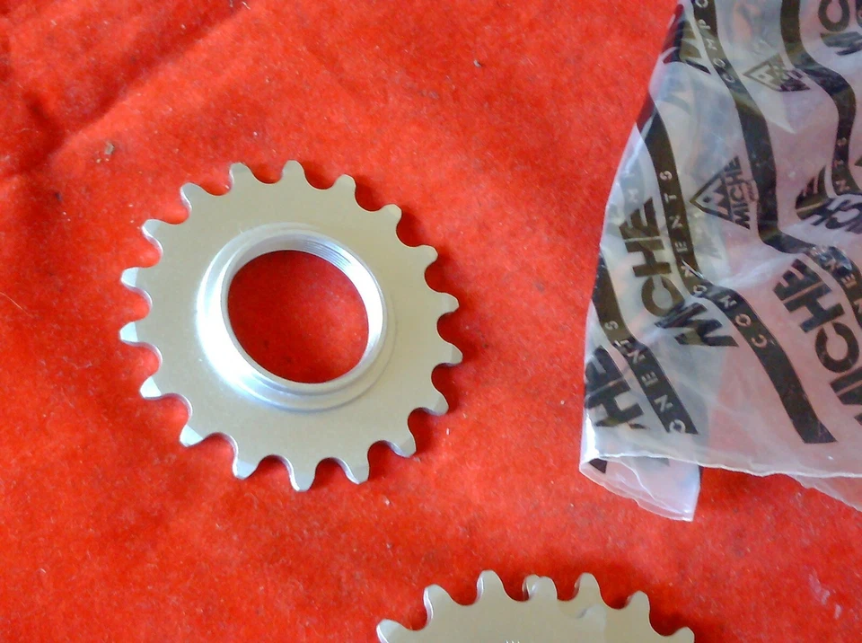 MICHE  FIXED 18 TOOTH 1/8" TRACK SPROCKET COG & CARRIER - Image 1 of 1