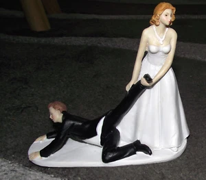 Figur: Hochzeitspaar (Braut zieht Bräutigam am Bein), ca. 13cm lang - Bild 1 von 1