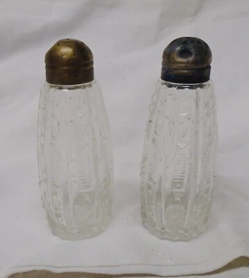 Salero y pimentero vintage estilo torre vidrio prensado Foto 1 de 3