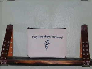 "BORSA BREVE LUNGA STORIA SONO SOPRAVVISSUTO ~ SCRITTE NERE SU COTONE CREMA E TOP CON CERNIERA" - Foto 1 di 10