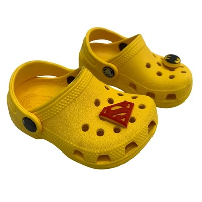 Zuecos de superhéroe Crocs para niños pequeños talla 2-3 amarillos Superman Batman Foto 1 de 4