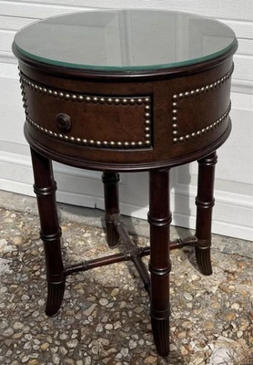 "Mesa auxiliar Tommy Bahama pequeña redonda de madera con tambor de cuero 24""x15""" Foto 1 de 4