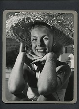 COUNTESS BETSY VON FURSTENBERG - 1950 CANDID BY JOSEPH JASGUR (HIS COLLECTION)