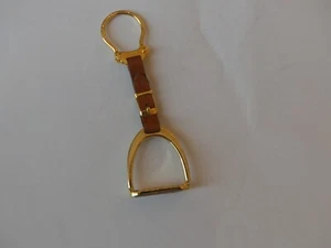 PORTE CLÉ MÉTAL DORE ET CUIR BIJOUX FANTAISIE HIPPIQUE CALE BOTTE DE CHEVAL - Bild 1 von 2